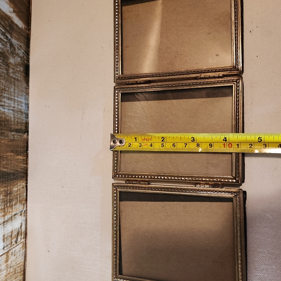 Vintage Tri-Fold Triple Hinged Frame Photo Picture Holder Brass Hinged 3x4 MCM - Picture 3 of 6